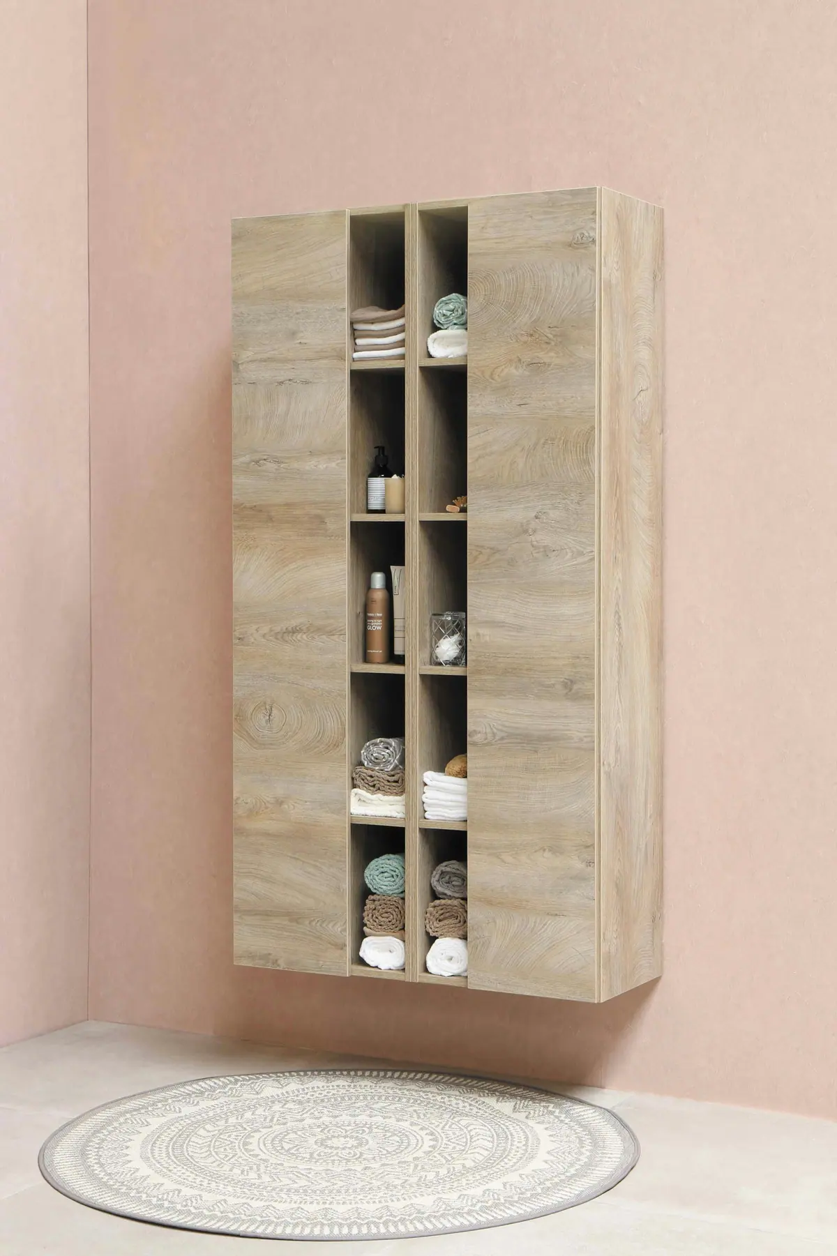 Módulo de closet com nichos em madeira clara