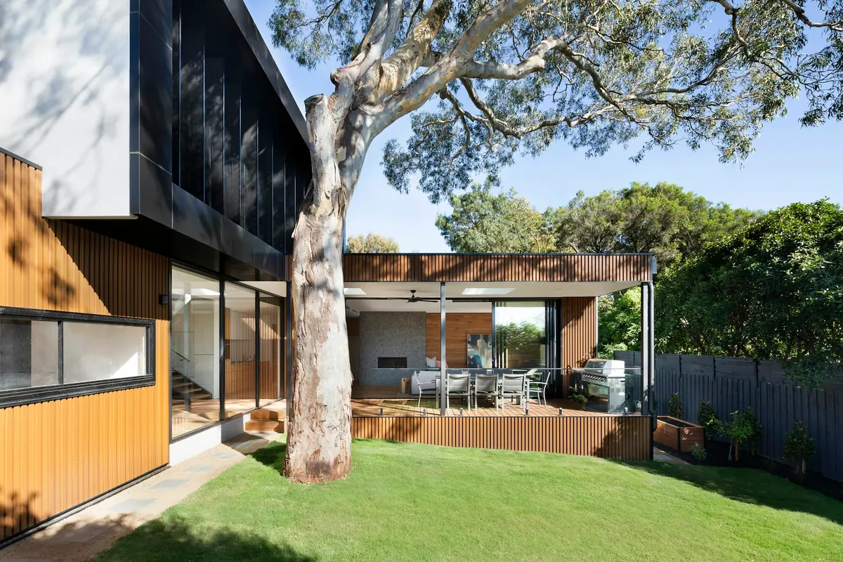 Casa com espaço gourmet voltado para o jardim