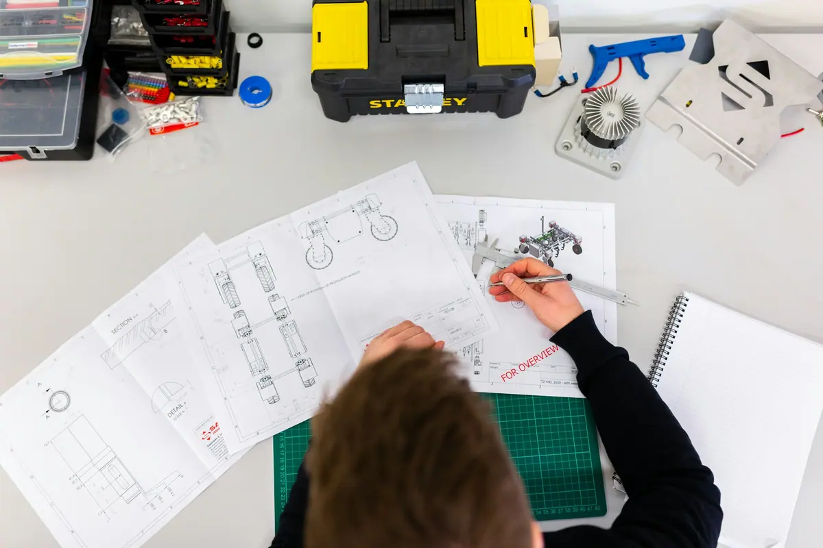 Projetista desenhando detalhes técnicos de marcenaria
