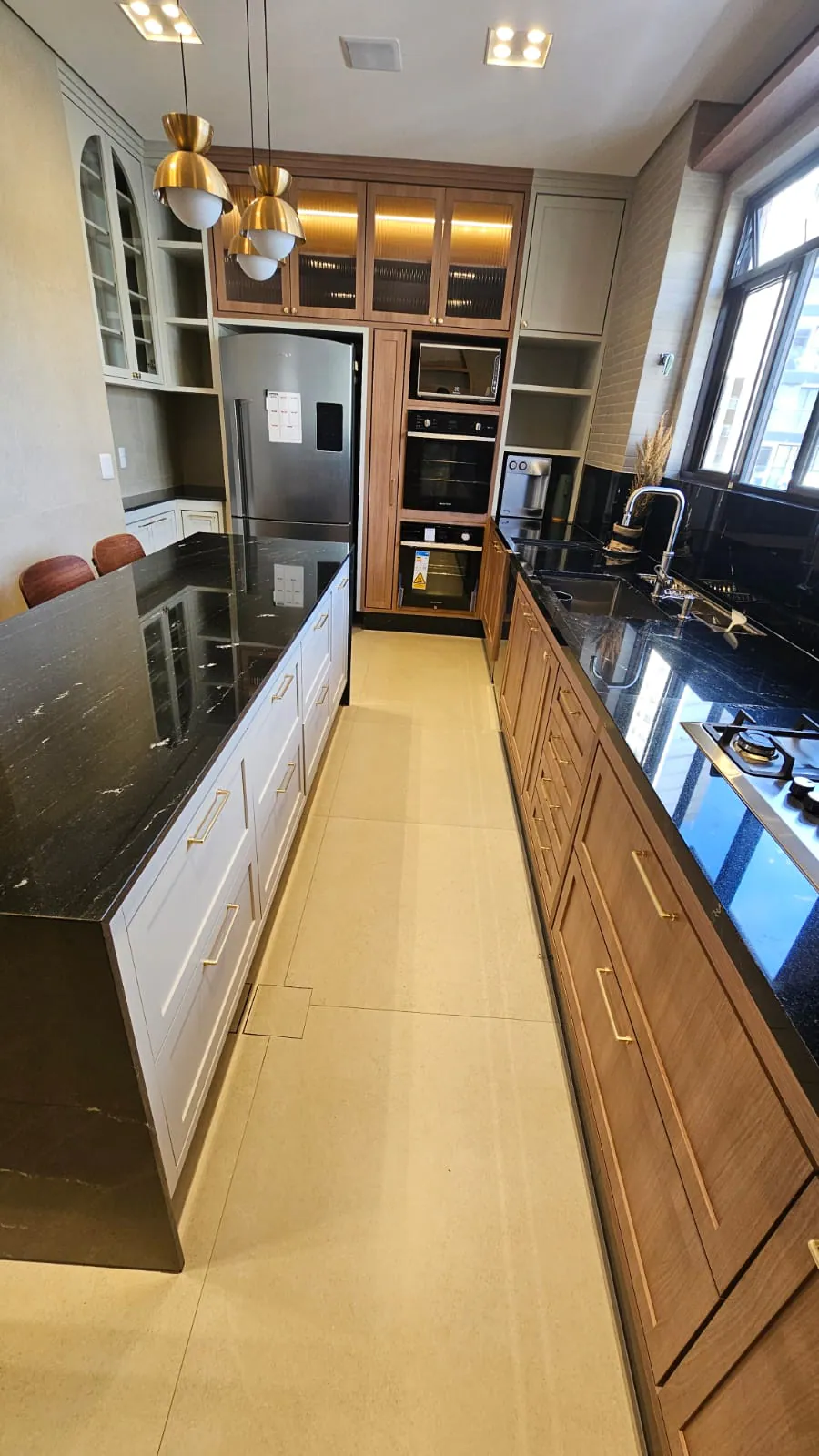 Cozinha com ilha em granito preto: Cozinha completa