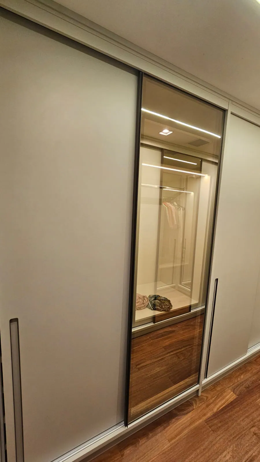 Guarda-roupa com portas espelhadas: Dormitório