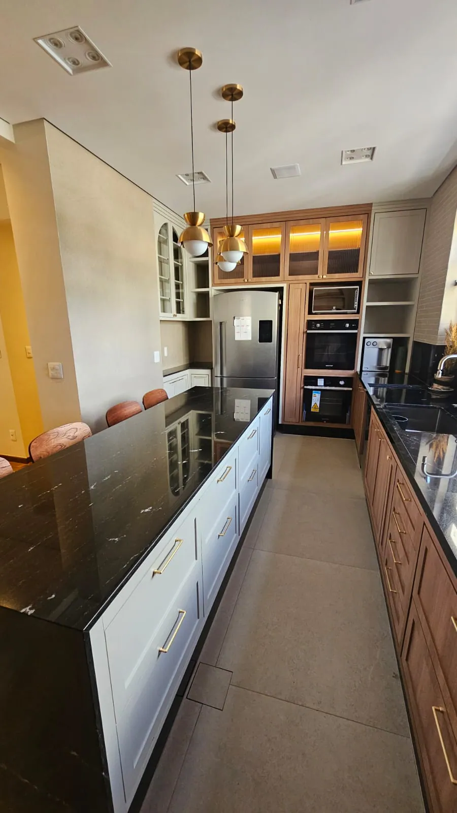 Cozinha com ilha em granito preto: Cozinha completa