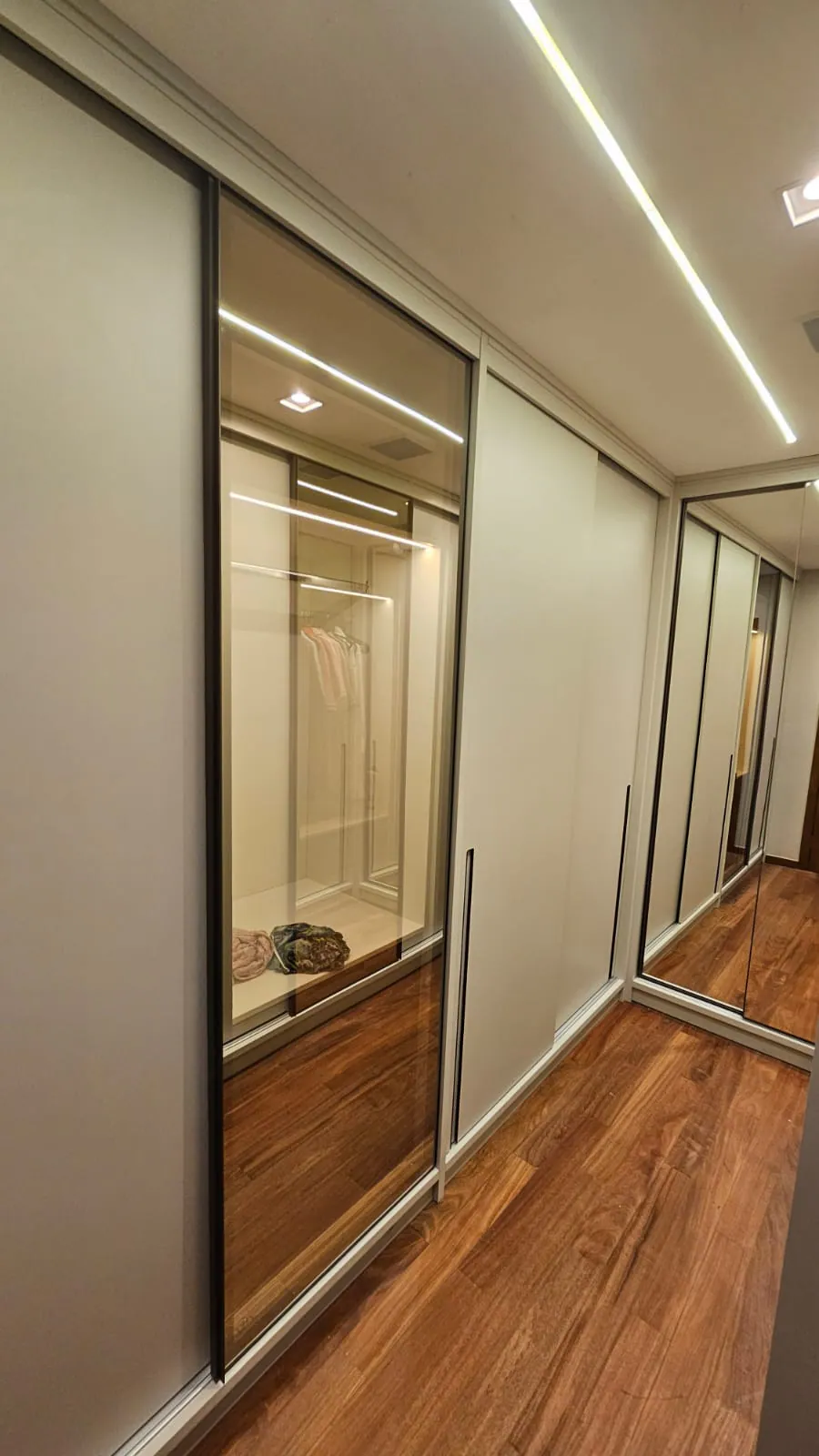 Guarda-roupa com portas espelhadas: Dormitório