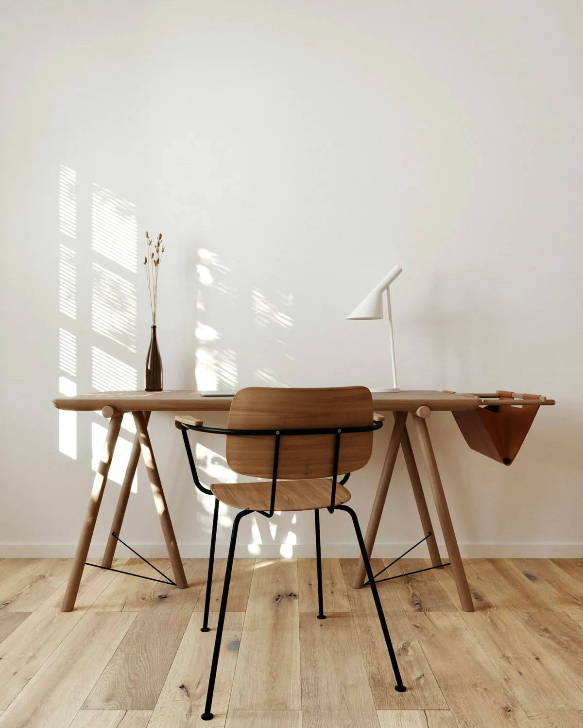 Escrivaninha em madeira com cadeira de design