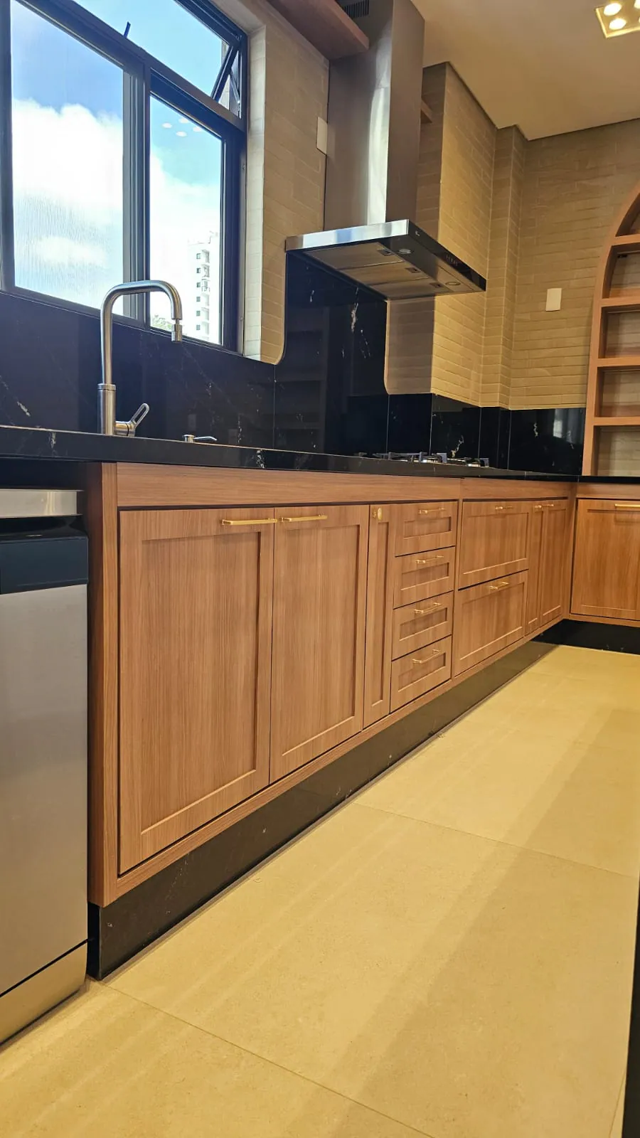Cozinha com ilha em granito preto: Cozinha completa