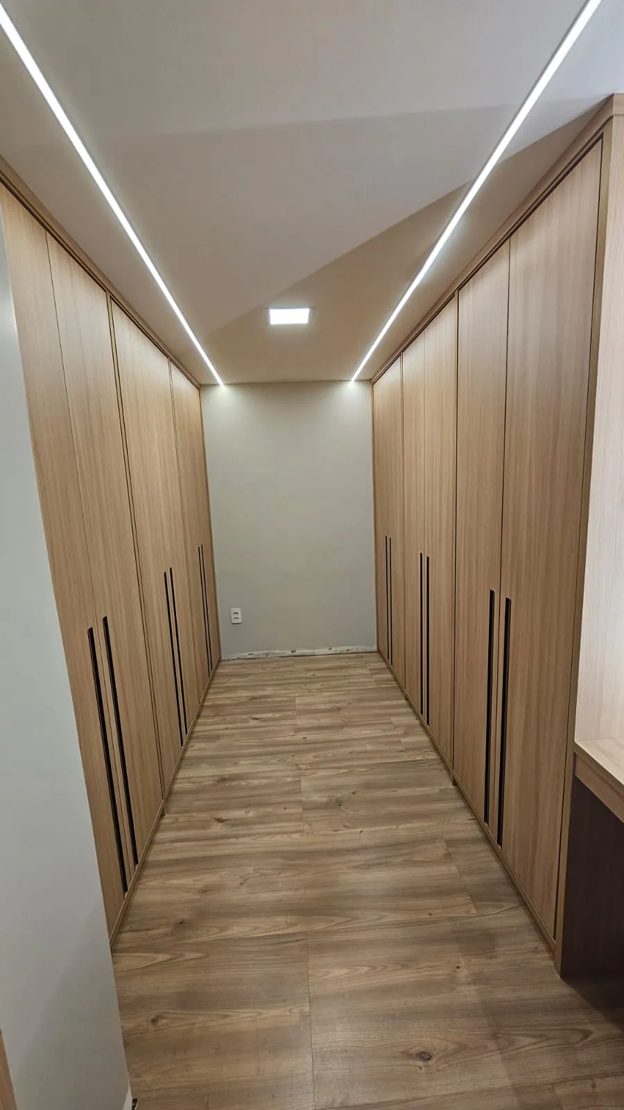 Closet com penteadeira iluminada: Closet + guarda-roupa