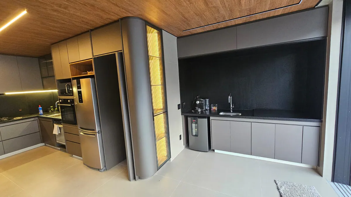 Cozinha integrada com forro amadeirado: Cozinha + estar integrado