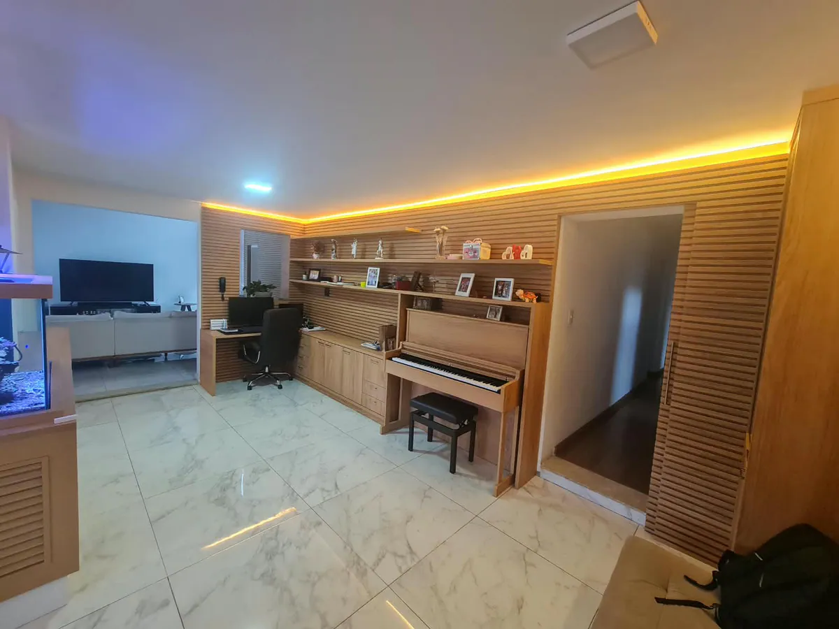 Sala de música com estante ripada: Sala + escritório