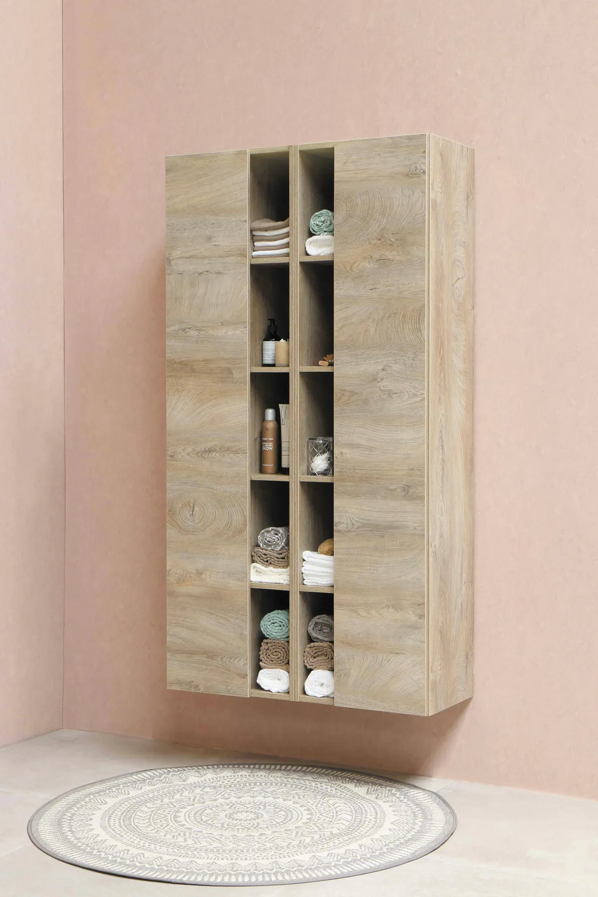 Módulo de closet com nichos em madeira clara