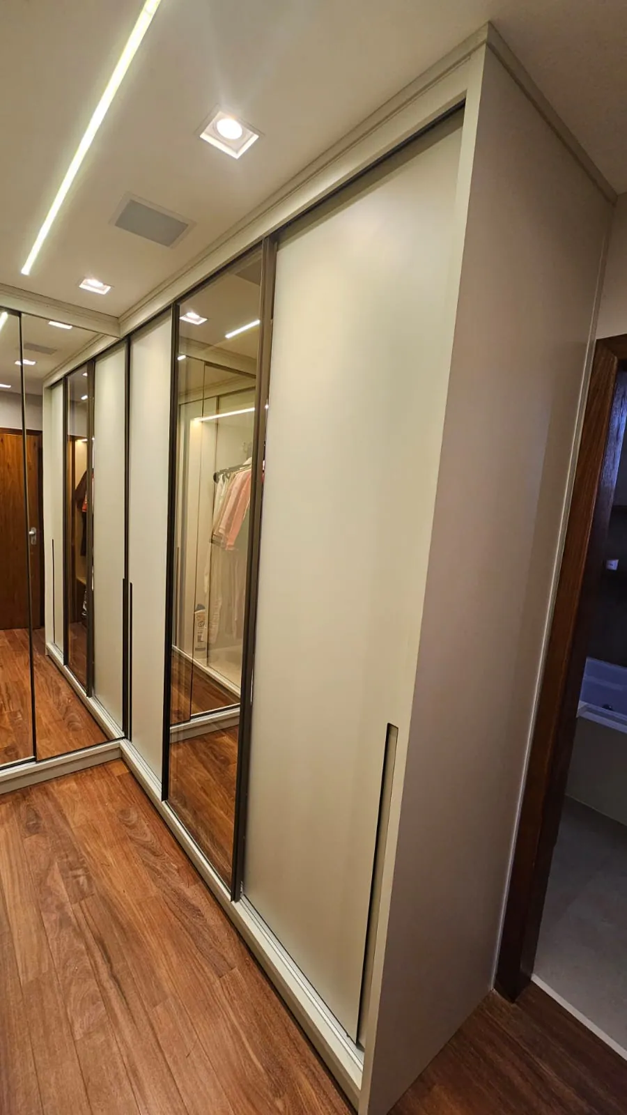Guarda-roupa com portas espelhadas: Dormitório