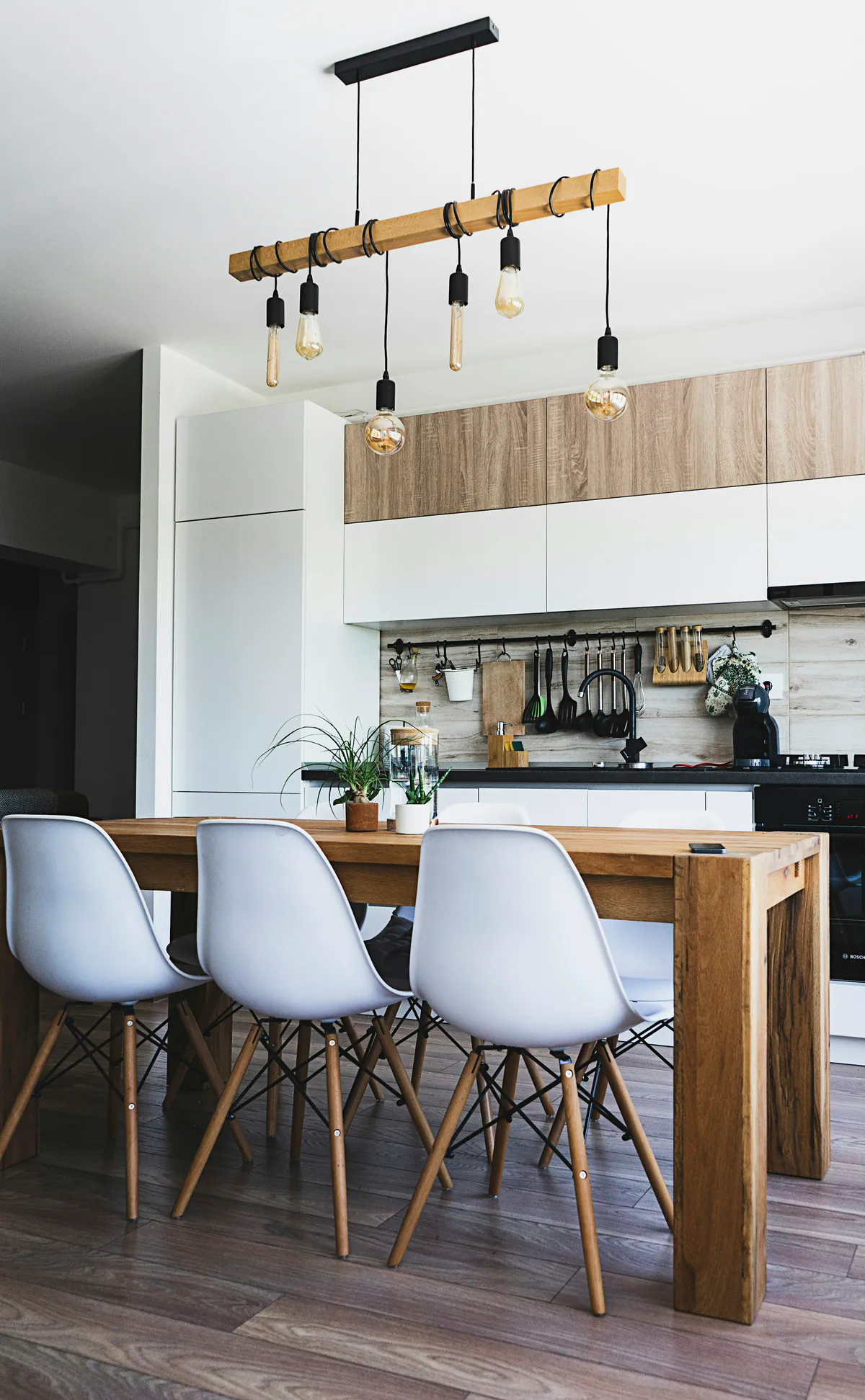 Cozinha integrada com mesa de refeições