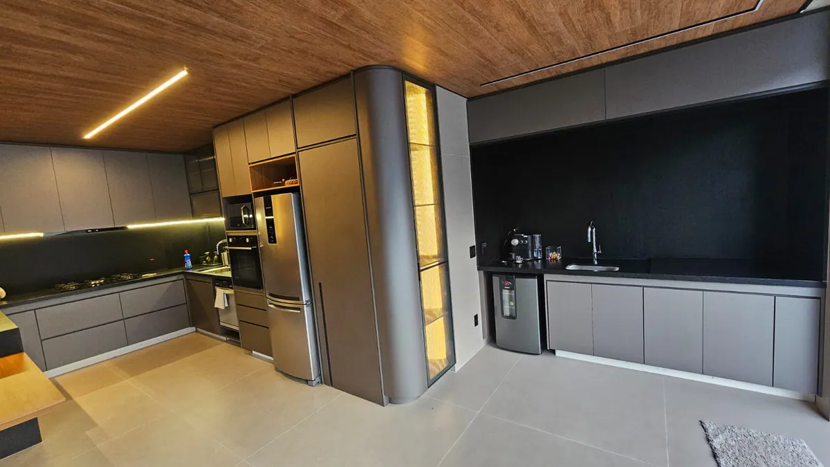 Cozinha integrada com forro amadeirado: Cozinha + estar integrado